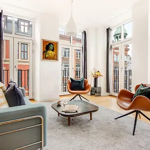 Sanders Leaves - Pleasant Four-bedroom In Downtown Apartment