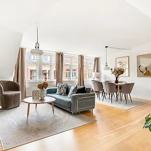 Sanders Leaves - Precious Two-bedroom Penthouse In Downtown Apartment